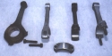 Obruste nálitek na ojnici 850 (levý pár) jak je naznačeno a namontujte nové později vyráběné stahovací šrouby. Ojnice pro velká vrtání (vpravo) bývají vybírané, vyvažované a leštěné