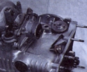 Magnetický lapač namontovaný v převodovce zabraňuje třískám z ozubených kol dostat se do olejového čerpadla a ucpat olejové kanály
